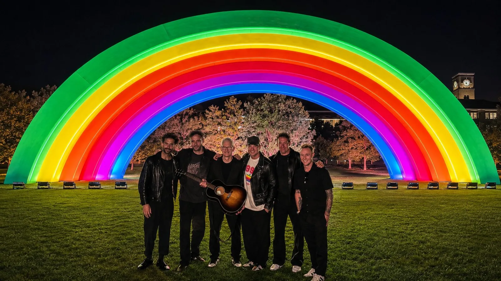 Tim Cook a avut petrecerea de rămas-bun la Apple Park; OneRepublic a cântat înaintea schimbării de CEO
