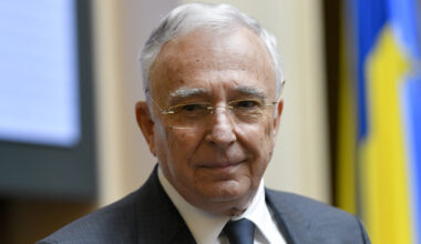 Câți ani împlinește azi Mugur Isărescu