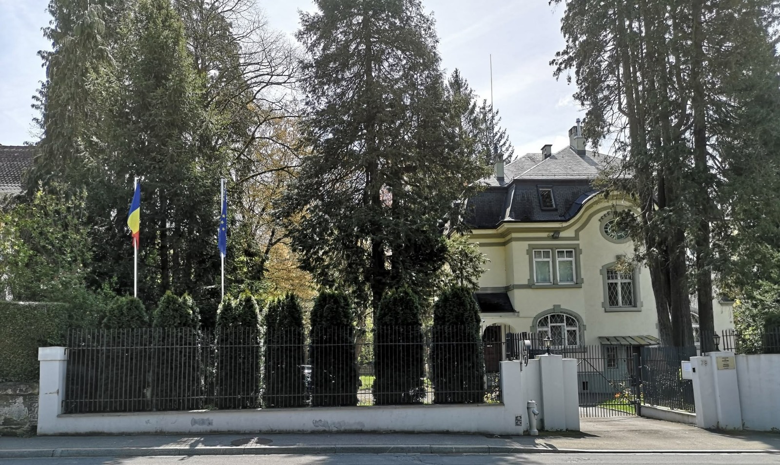 Atac asupra sediului Ambasadei României în Elveția cu un dispozitiv incendiar / MAE transmite că incidentul a avut loc luni