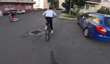 Localnici din Reghin, terorizaţi de un grup de minori care se plimbă cu bicicletele prin oraş, intră în instituţii şi îşi filmează comportamentele nepotrivite, apoi se plâng pe internet: „Azi-mâine nu mai putem ieşi pe afară că se iau oamenii de noi” - VIDEO