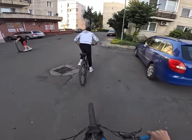 Localnici din Reghin, terorizaţi de un grup de minori care se plimbă cu bicicletele prin oraş, intră în instituţii şi îşi filmează comportamentele nepotrivite, apoi se plâng pe internet: „Azi-mâine nu mai putem ieşi pe afară că se iau oamenii de noi” - VIDEO