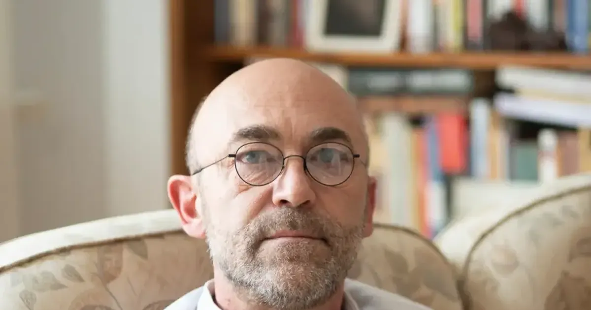 „Dinamo, o construcție aberantă la început”. Un scriitor român spune că fotbalul e oglinda perfectă a epocii: „Dacă nici asta nu era o țară ocupată…”