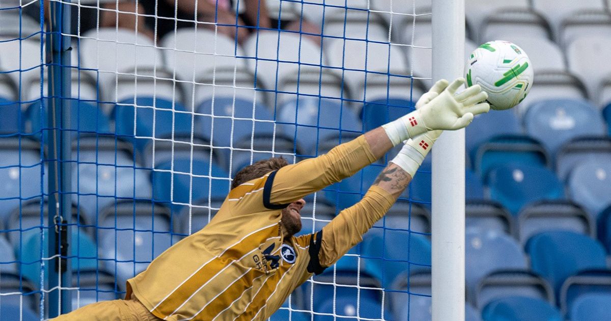 VIDEO: 4 din 4, la fel ca Duckadam! Portarul lui Millwall a făcut minuni în Cupa Ligii Angliei. Erou la loviturile de departajare
