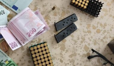 Descindere spectaculoasă la liderul galeriei! Poliția a găsit aproape un milion de euro