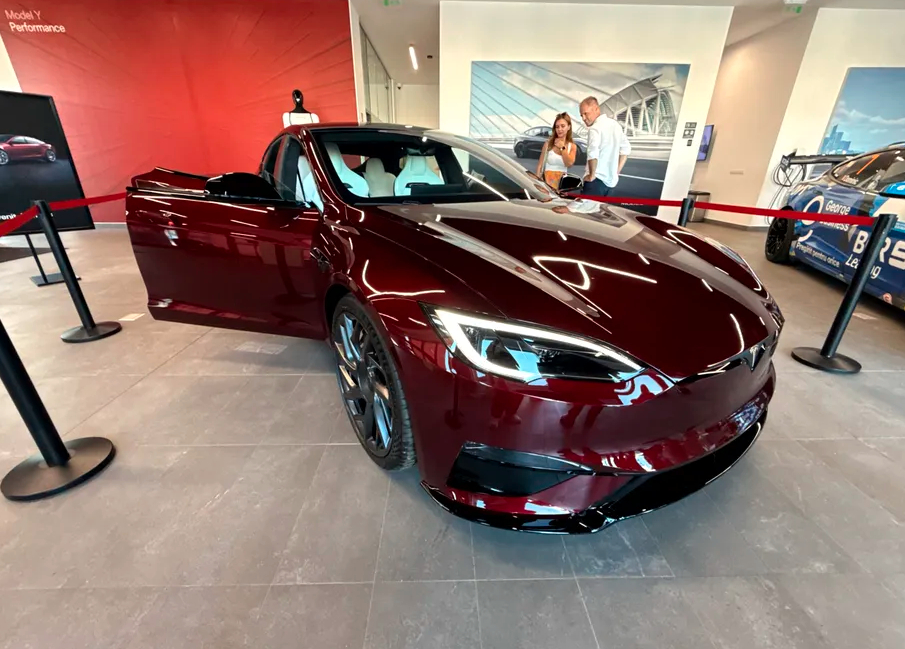 Tesla Model S Signature a ajuns în România: primul exemplar îi aparține campionului Dominic Marcu. Sunt doar 20 în Europa