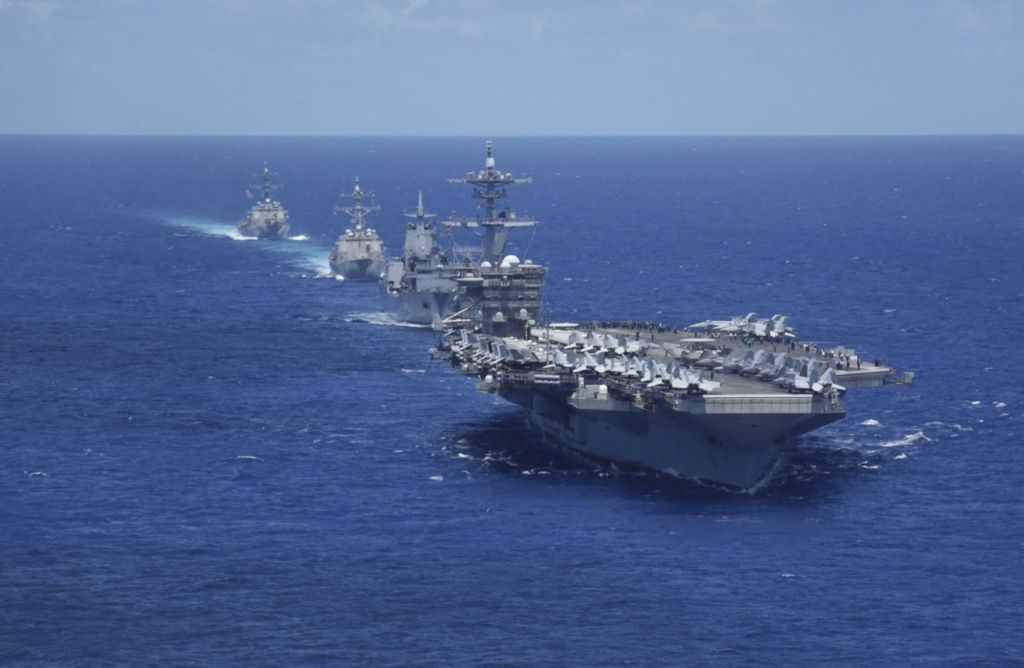 ”Au nevoie urgent să ajungă într-un port”. Familiile militarilor de pe portavionul USS Abraham Lincoln spun că echipajul este epuizat după luni de misiune
