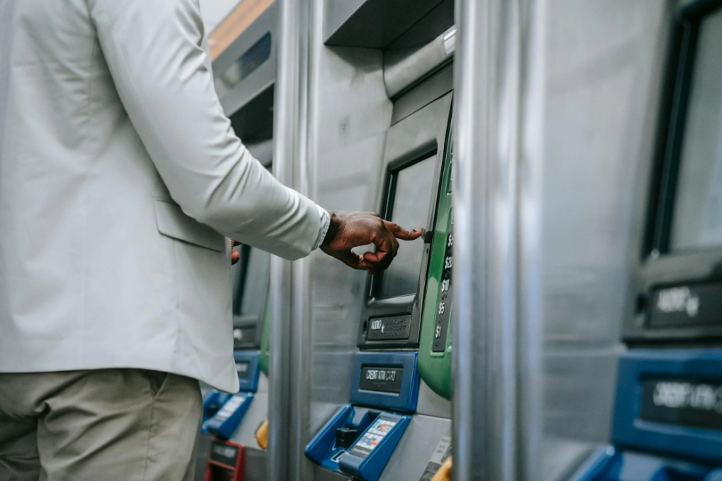 Un bărbat de 82 de ani a descoperit că avea în cont zeci de milioane de euro, după ce a mers să-și retragă pensia