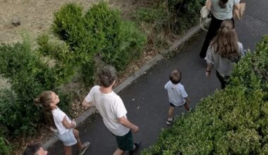 Imagini rare cu Nicușor Dan. Președintele, în pantaloni scurți, alături de familie, la Făgăraș