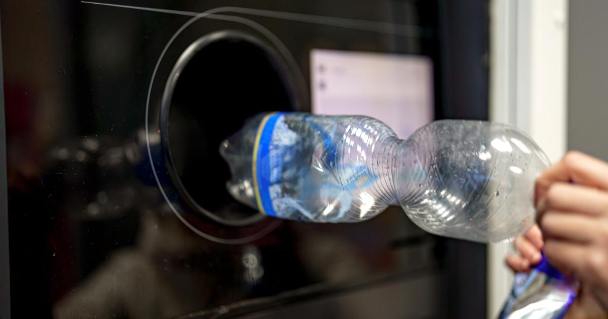 Un bărbat a reciclat peste 1 milion de PET-uri, timp de 10 ani. Câți bani a făcut