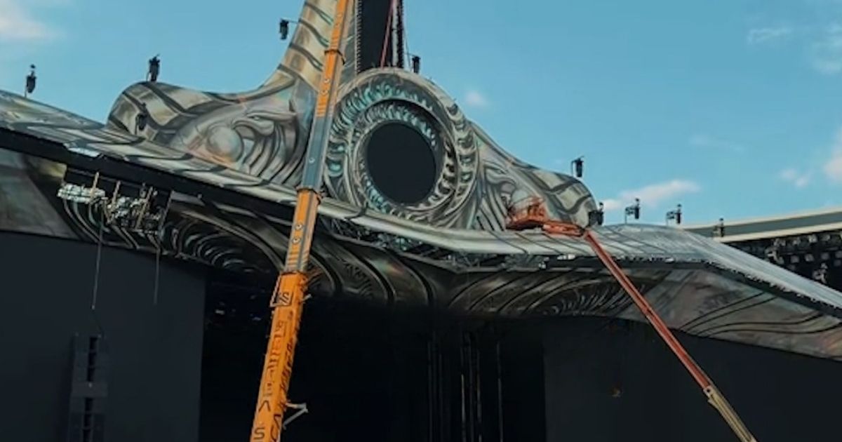 Scenă uriașă pe Cluj Arena / FOTO. Primele imagini cu construcția de 32m înălțime și 127m lățime de la Untold! A fost adusă cu peste de 200 de camioane