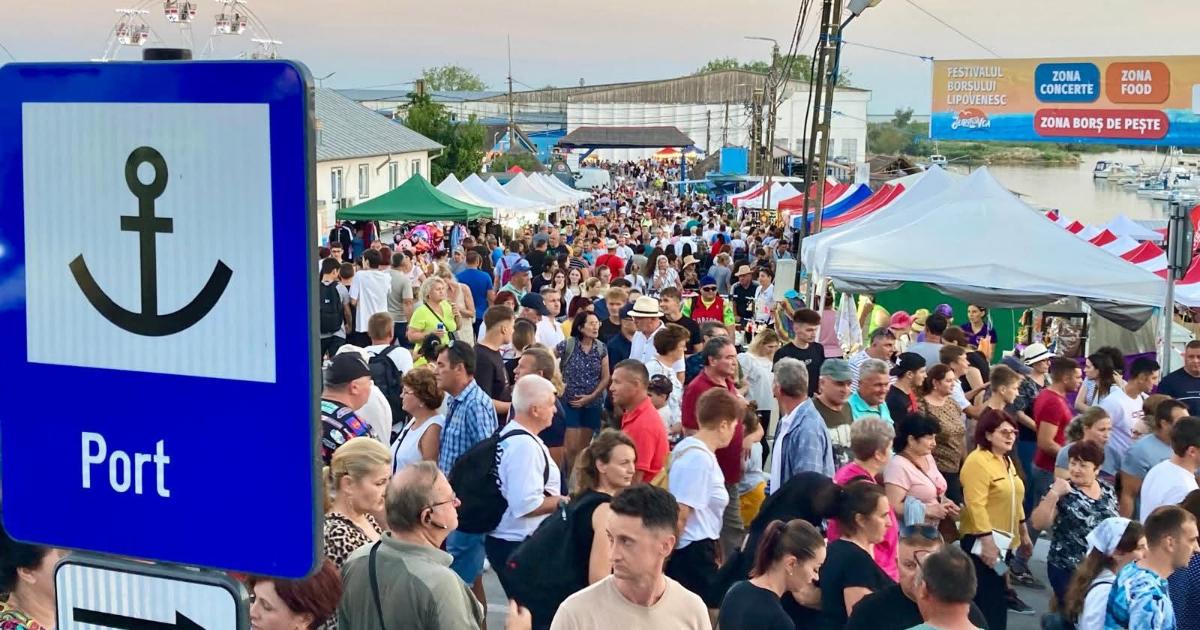 O comună din România, invadată de turişti după un fakenews cu ChatGPT. Primarul îi roagă să plece acasă
