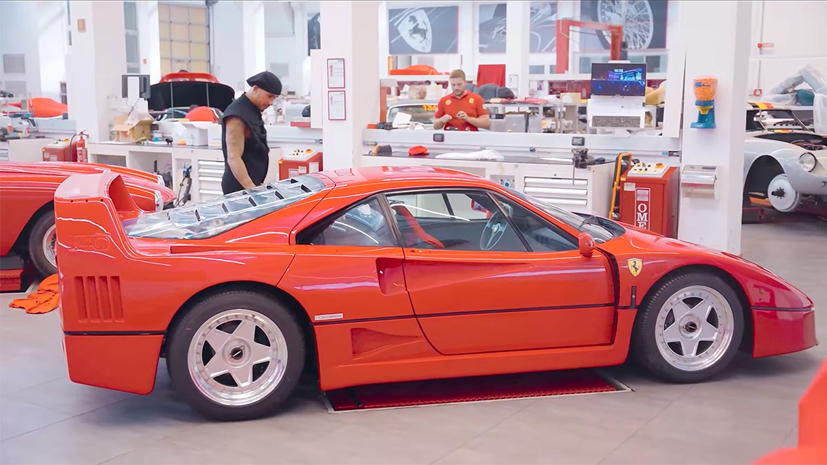 (VIDEO) Lewis Hamilton a publicat imagini şi informaţii despre restaurarea exemplarului său de Ferrari F40, pe care l-a găsit cu mai puţin de 100 km parcurşi
