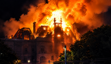 Primărie monument istoric, incendiată în timpul protestelor din Franța. O parte a clădirii s-a prăbușit