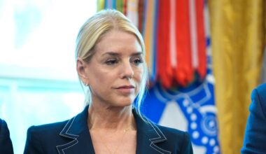 Toppjurister tvångsflyttas för att kunna ersättas
