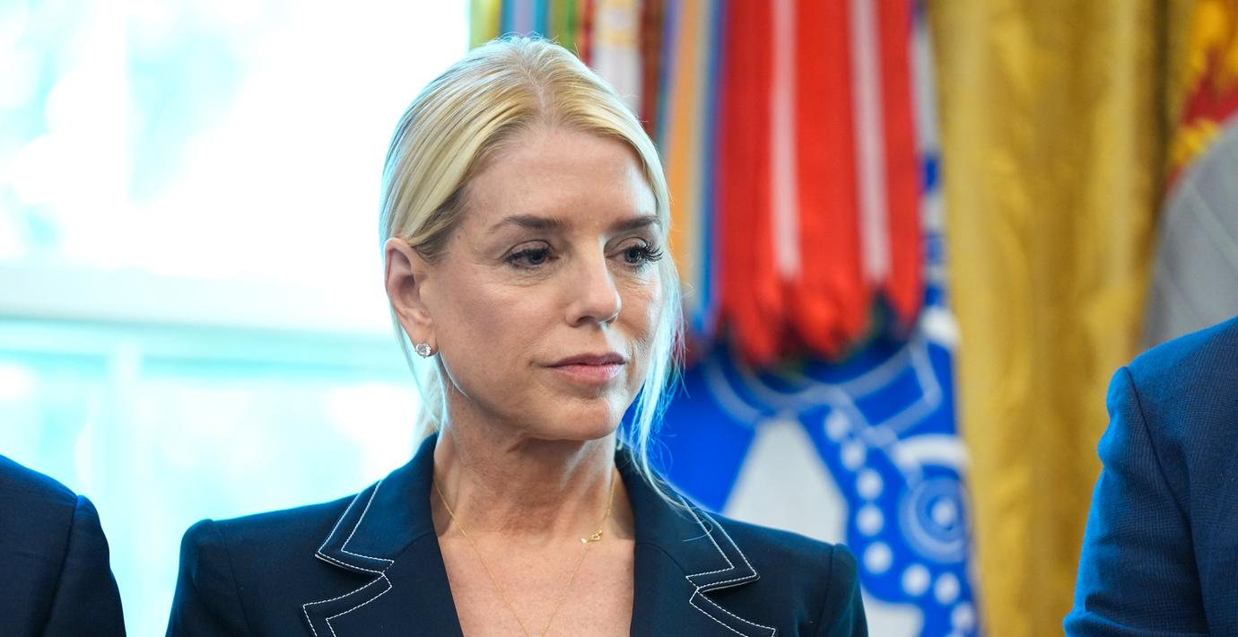 Toppjurister tvångsflyttas för att kunna ersättas