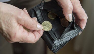 Allt fler äldre hos Kronofogden: ”Hälften har varit där i 20 år” - Sveriges Radio