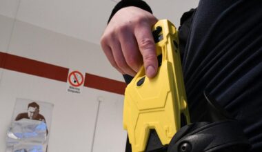 Naken man slog sönder saker och skrek – elchockades
