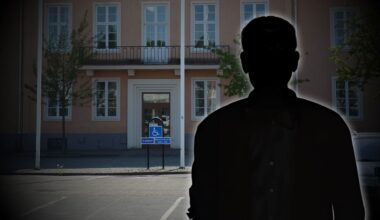 En konsult i Vara kommun godkände sina egna fakturor för miljonbelopp