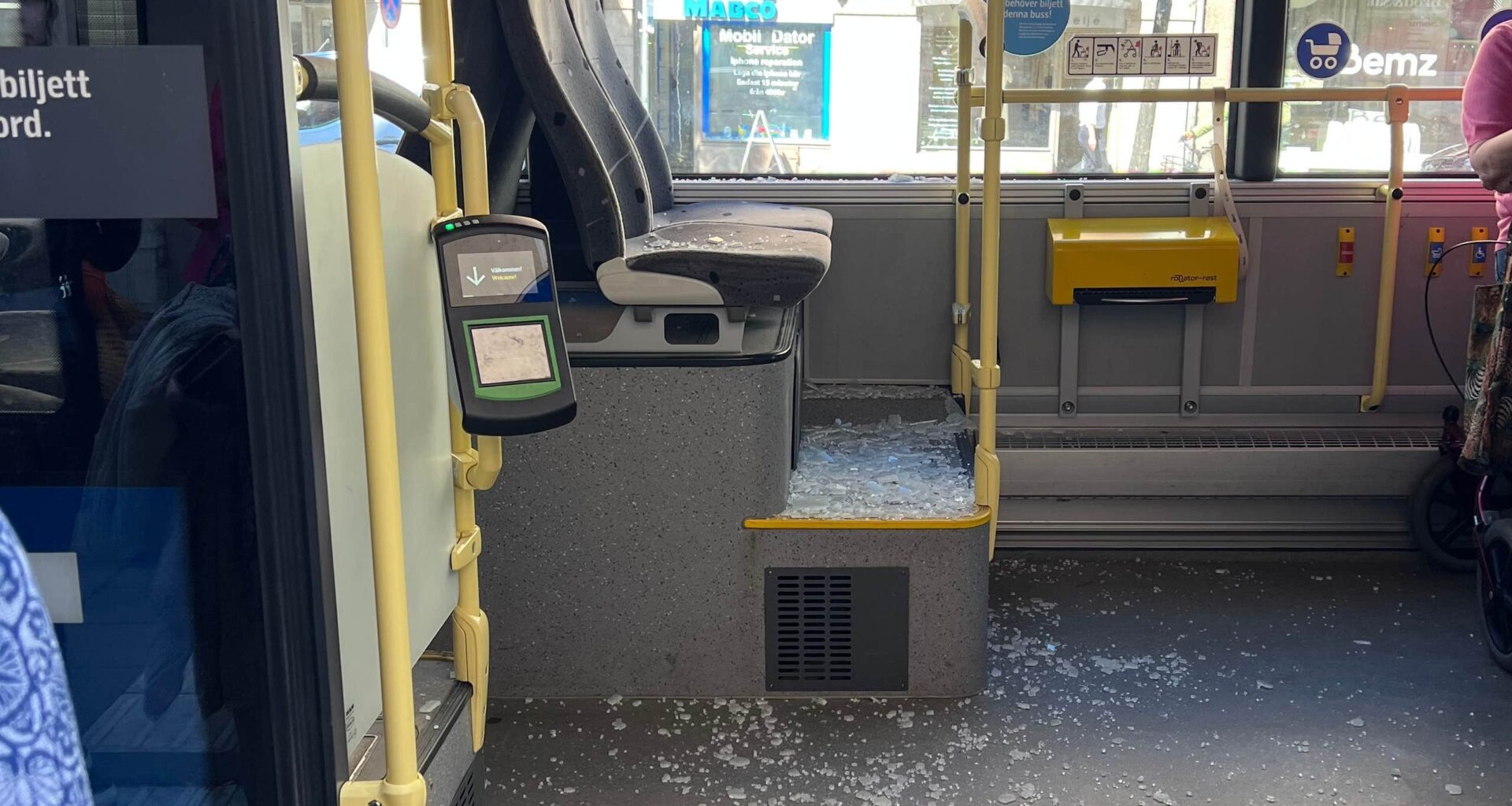 Johan satt på SL-buss – då sprängdes glasrutan | Sverige