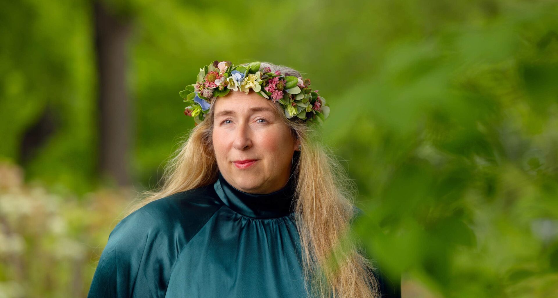 Hon ger interiörer från en sluten värld