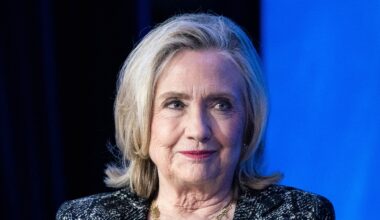 Hillary Clinton kan nominera Donald Trump till Nobelpriset