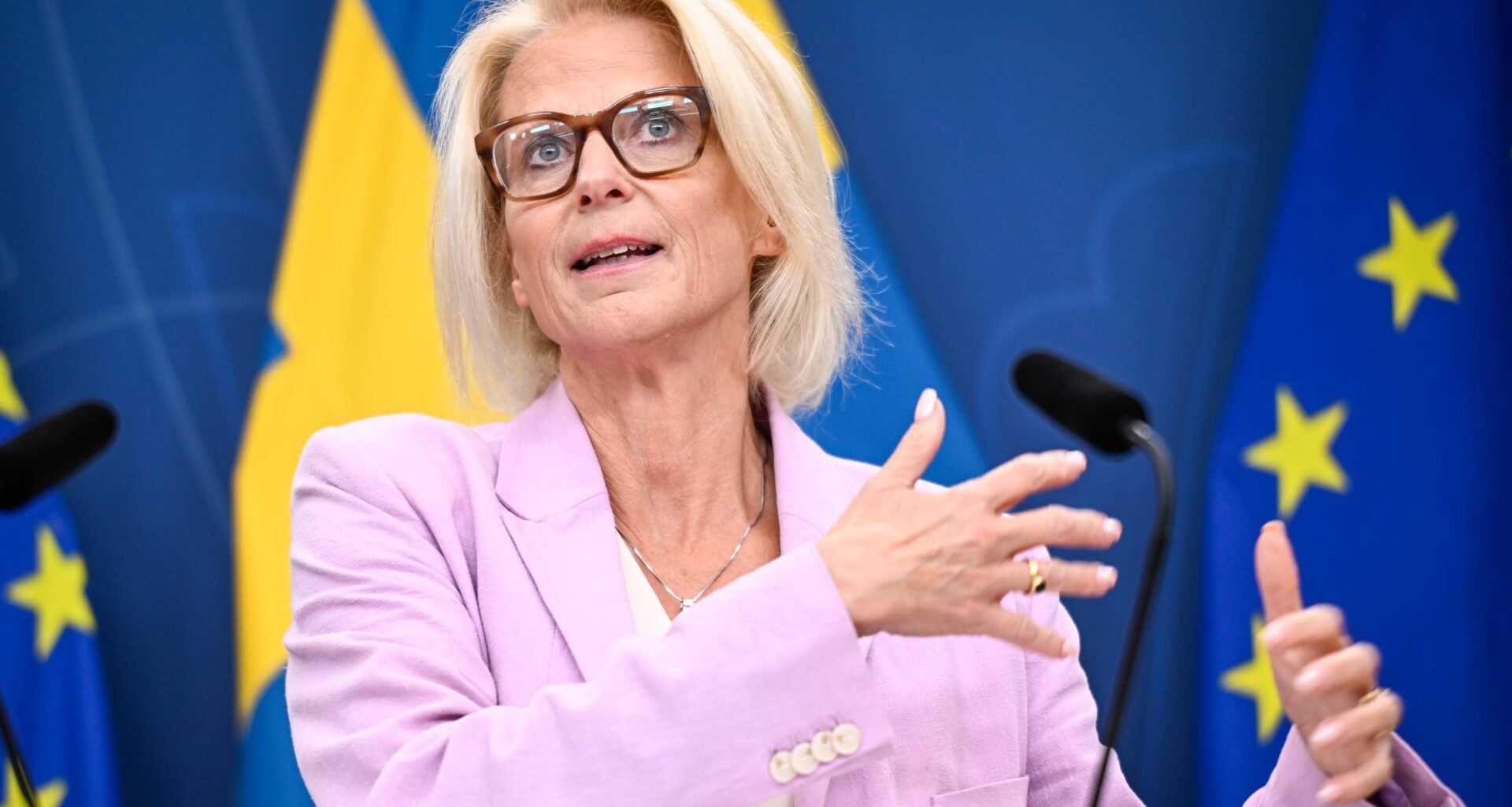 Finansminister Elisabeth Svantesson håller pressträff