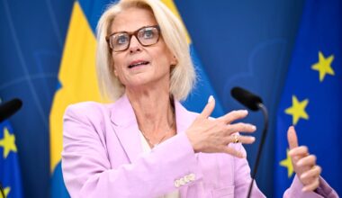 Finansminister Elisabeth Svantesson håller pressträff