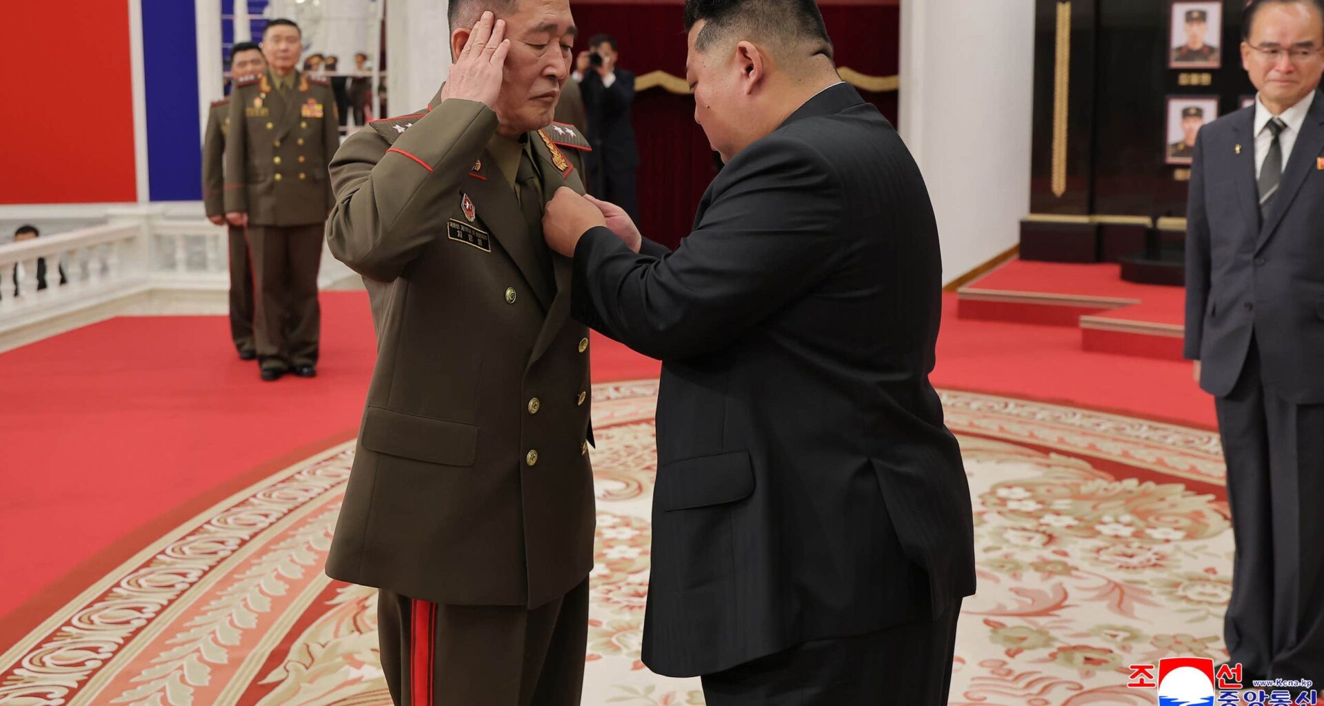 Kim Jong-Un hyllar soldater som stred för Ryssland | Världen