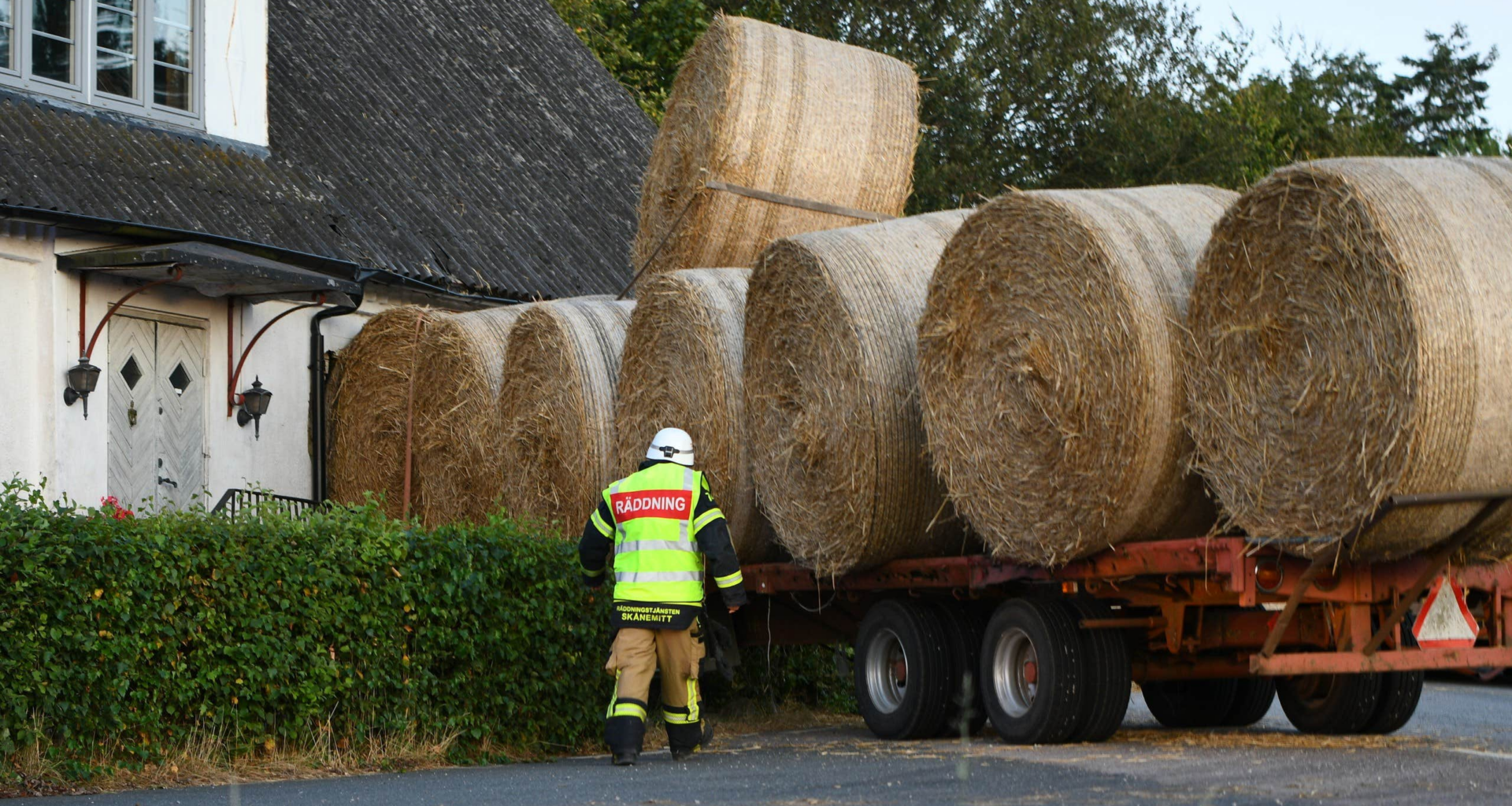 Traktorsläp med halmbalar kraschade i hus | Sverige