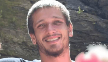 Fyrbarnspappa död i
bisarr olycka på strand