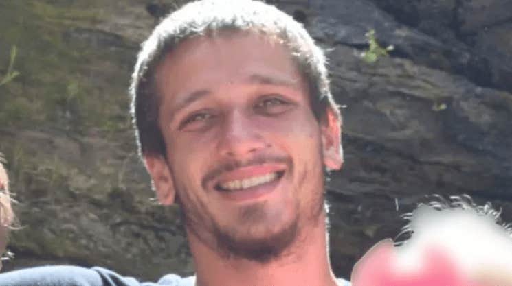 Fyrbarnspappa död i
bisarr olycka på strand