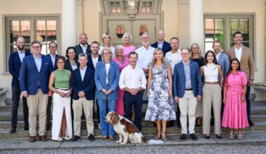 Ministrarnas klassiska gruppfoto försenas – i år igen