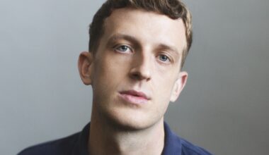 Édouard Louis är besatt av frihetens pris i ”Monique flyr” - Kulturnytt
