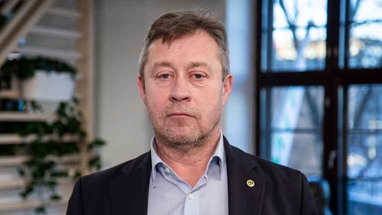 Max Schulman klädd i blå skjorta och mörk kavaj.