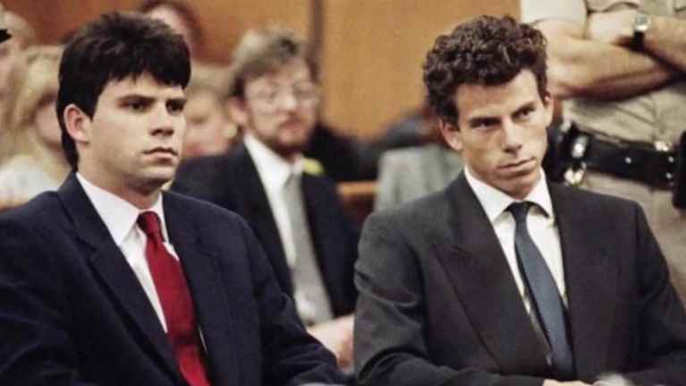 Lyle och Erik Melendez sitter bredvid varandra i en rättssal. De är klädda i kostymer.