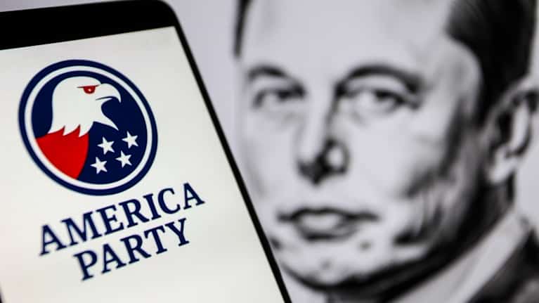 Bilden visar en mobiltelefon med en logotyp för "America Party". I bakgrunden en illustration av Elon Musk.