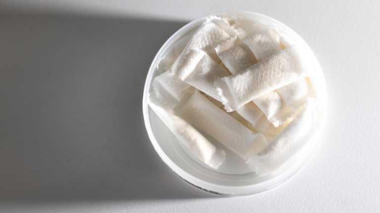 En burk med nikotinpåsar.