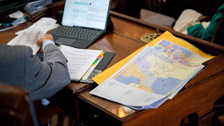 En politiker i Texas har en karta på sitt bord.