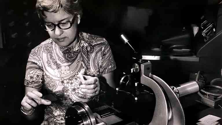 Den amerikanska astronomen Vera Rubin som analyserar spektrumet på en stjärnbild 1974.