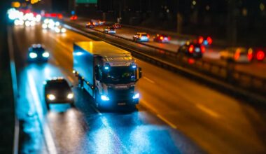 Lastbil i diket norr om Gävle – E4 avstängd