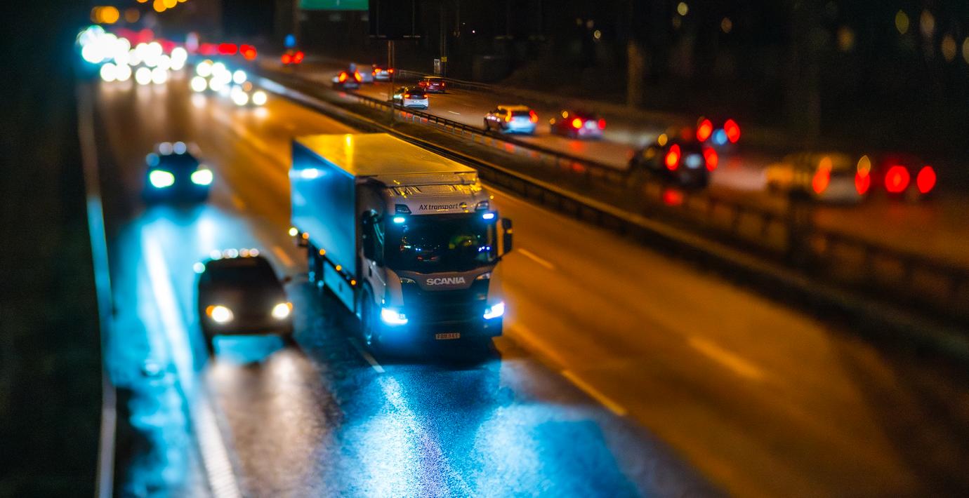 Lastbil i diket norr om Gävle – E4 avstängd