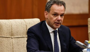 Utrikesministern avgår – ville sätta press på Israel