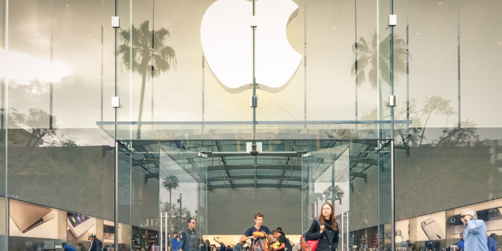 Apple Store. Illustration för Apples kommande AI-produkter: bordrobot, smart högtalare med skärm och hemlarmkameror.