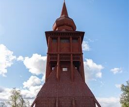 Klockstapeln i Kiruna flyttas – återförenas med kyrkan