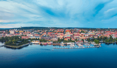 vy över Östersund med vatten i förgrunden, staden i mitten och himlen i bakgrunden 