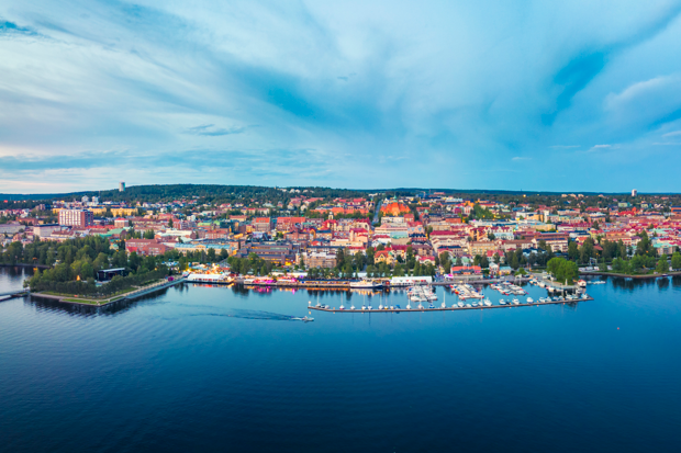 vy över Östersund med vatten i förgrunden, staden i mitten och himlen i bakgrunden 