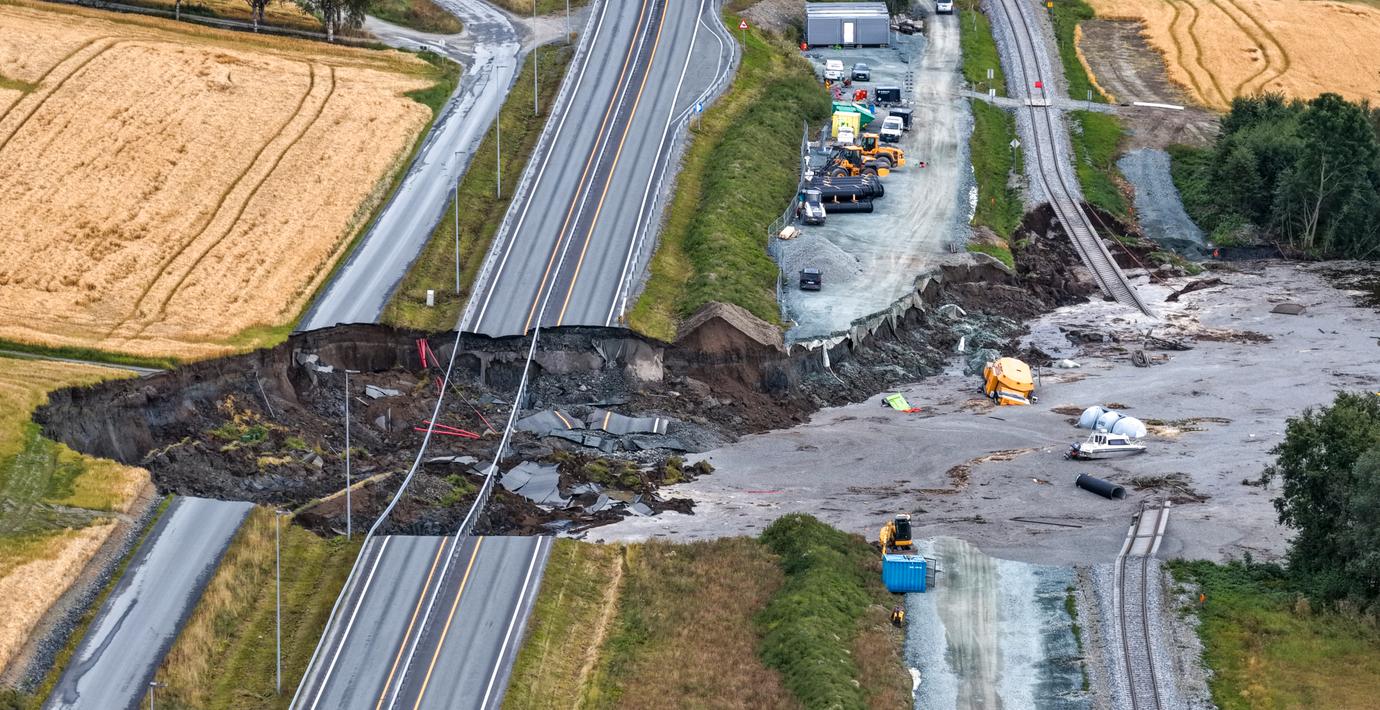 En person befaras död efter kraftigt ras på E6 i Norge