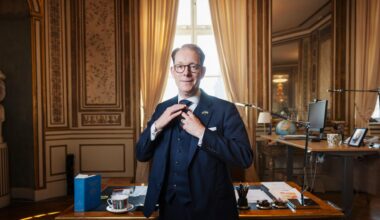 Tobias Billström tar ut full fallskärm – trots intäkter