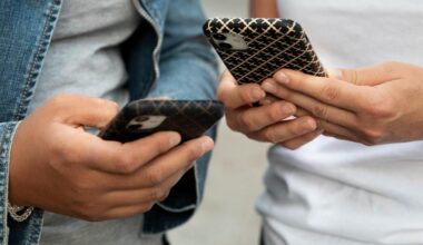 Mobiler förbjuds i skolan – även på raster och fritids