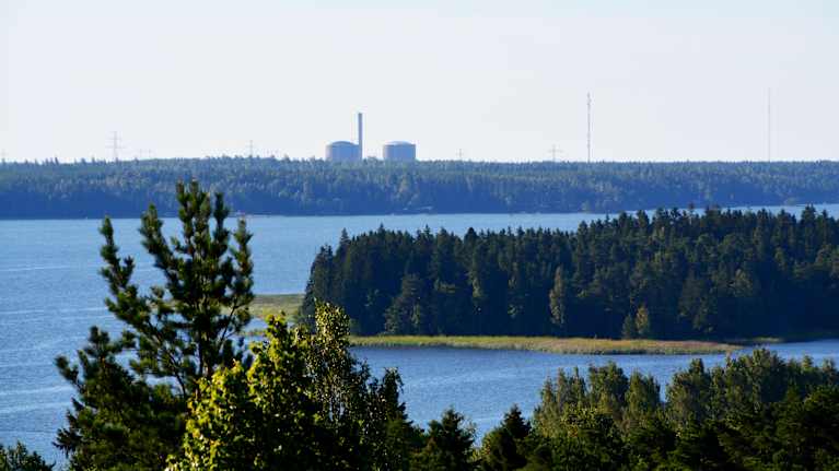 Vy från Kuckostenen mot Hästholmens kärnkraftverk.